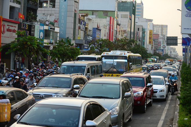 Người dân đi nghỉ Tết, đường phố Sài Gòn và Hà Nội kẹt cứng